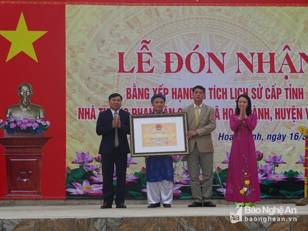 Đón nhận bằng di tích lịch sử văn hóa cấp tỉnh nhà thờ họ Phan Văn